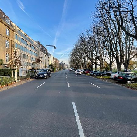 Exklusive Wohnung 104 M2 Direkt Am Rhein 1 Km Von Der Messe Dusseldorf Luaran gambar