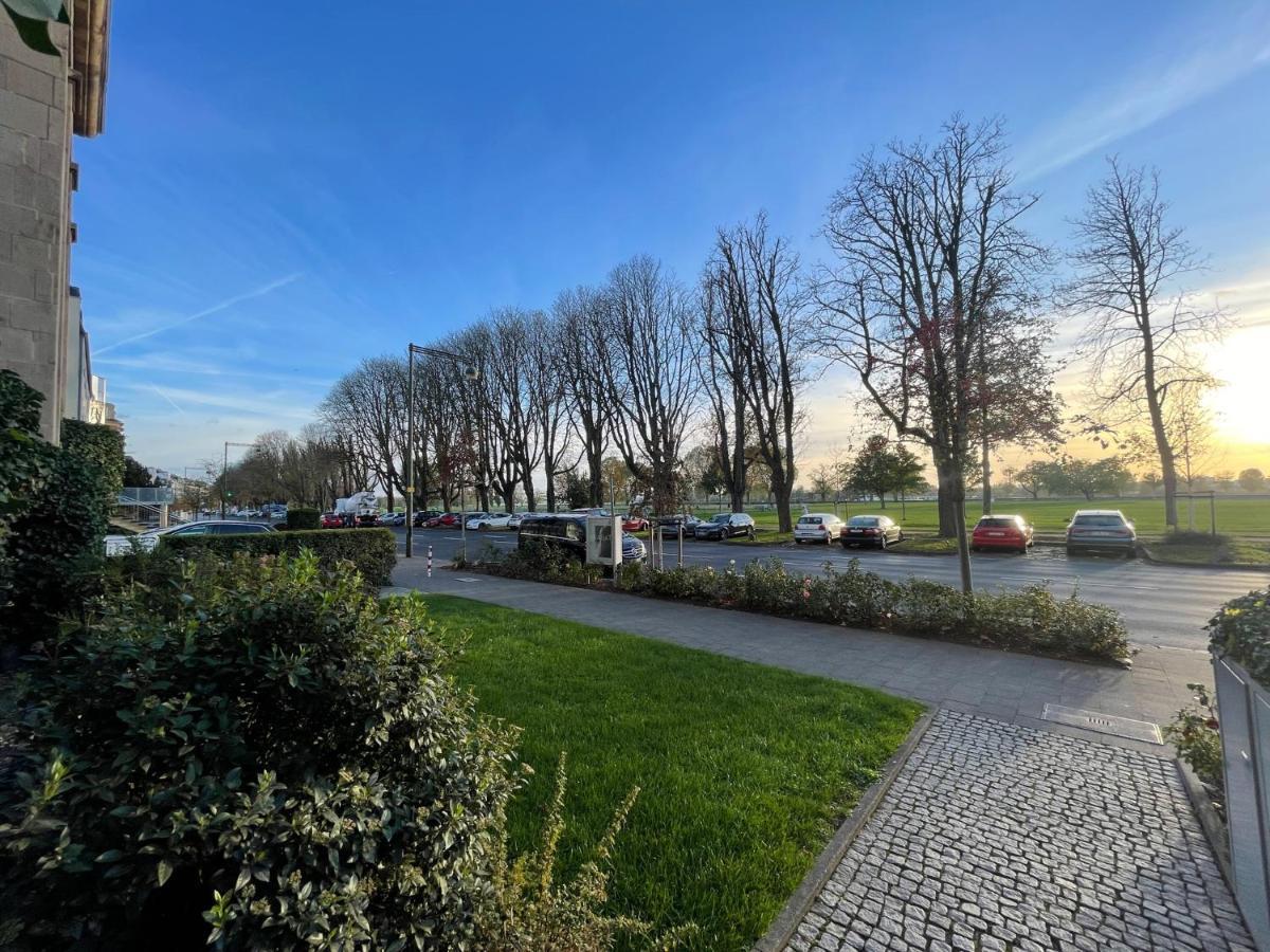Exklusive Wohnung 104 M2 Direkt Am Rhein 1 Km Von Der Messe Dusseldorf Luaran gambar